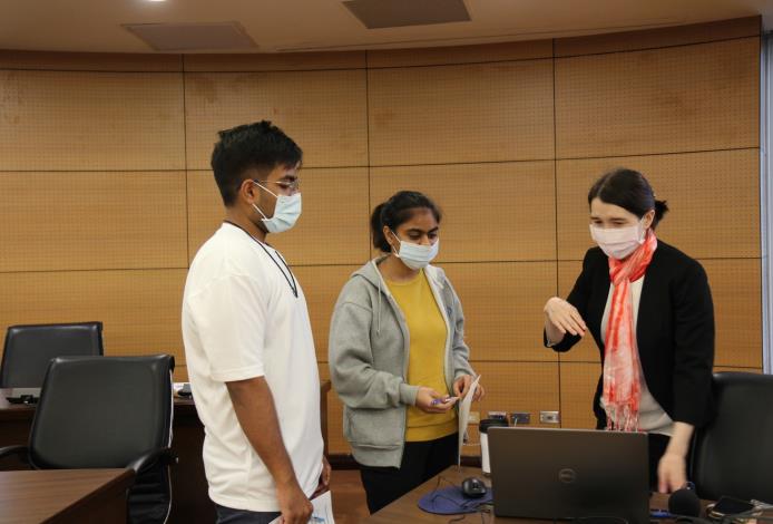 Professor Kim and international students interact after the talk