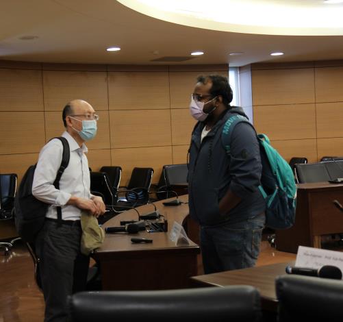 Dr. Chang and international student interact after the talk