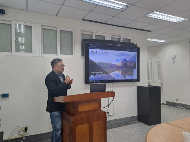 Mr. Andrew Tsung (Executive Director for International Affairs) introduce the cooperation between NTU and France.