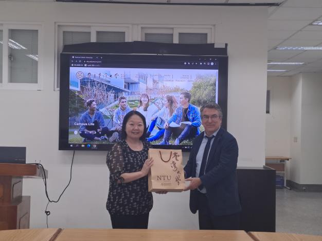 Dr. Chau-Ti Ting (Director of Center for International Academic Exchanges, CLS) & Dr. André Le Bivic (Director of the CNRS Institute of Biological Sciences)