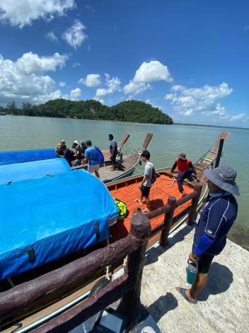 Take a boat to Lidee Island