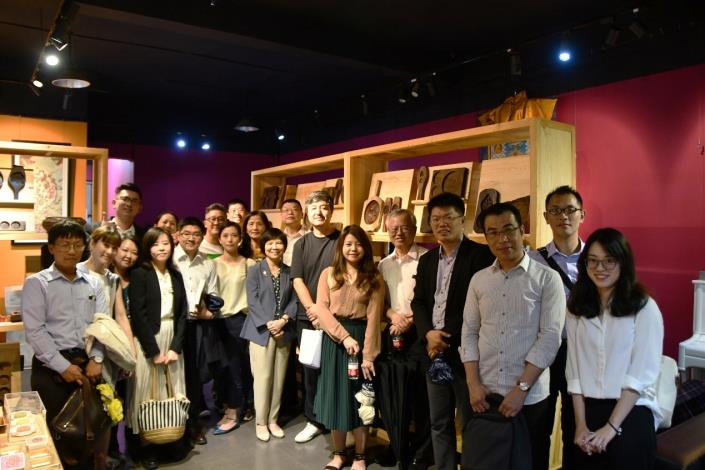 圖十二、臺大EMPA訪問團與于小菓創辦人于進江先生合影。